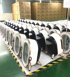 La lampe en bois faciale de scanner facial tenu dans la main de peau pour le personnel autoguident l'utilisation